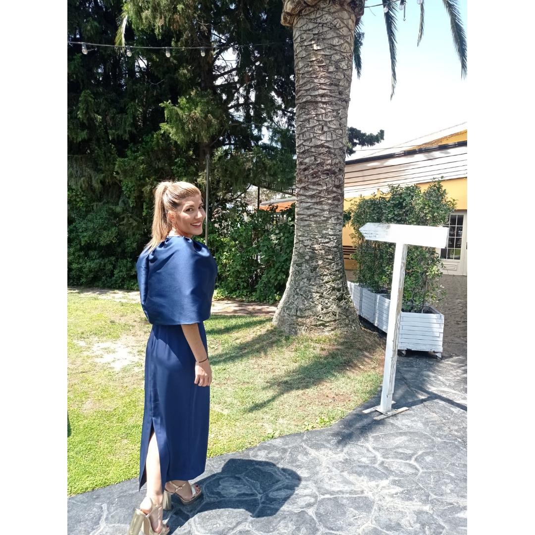 Vestido azul marino con capa abullonada encina. Son dos piezas(vestido básico azul marino y volumen como capa) — foto 1 de 2