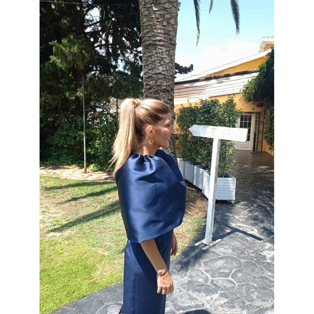 Vestido azul marino con capa abullonada encina. Son dos piezas(vestido básico azul marino y volumen como capa) — foto 2 de 2