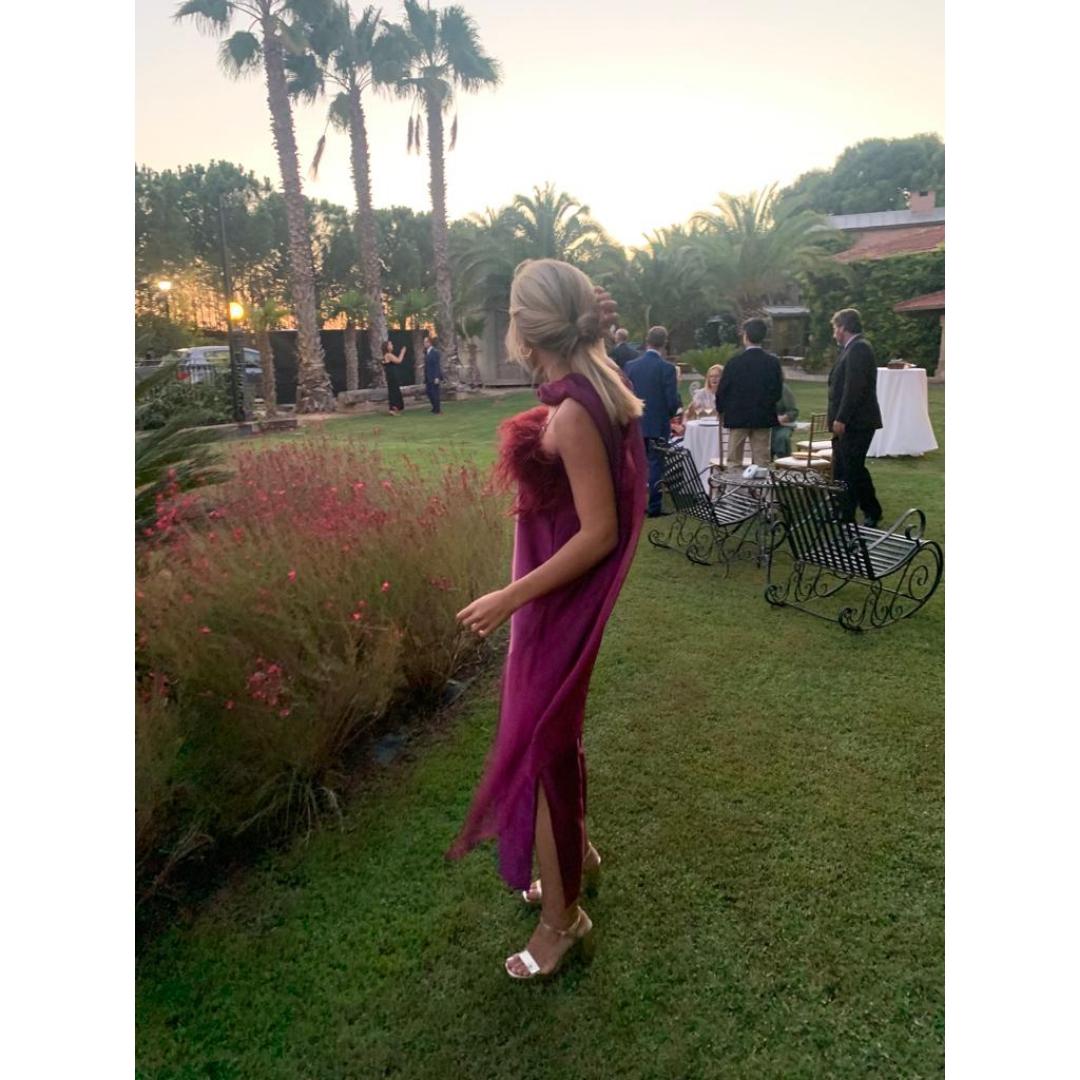 vestido berenjena de tirantes con plumas — foto 1 de 2