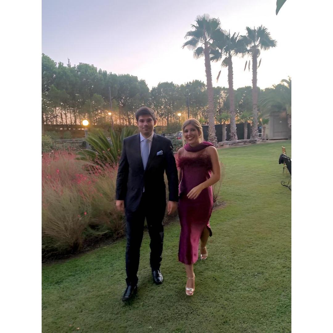 vestido berenjena de tirantes con plumas — foto 2 de 2