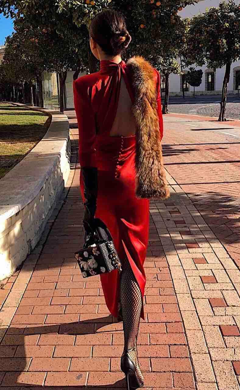Vestido invitada satén rojo — foto 2 de 4