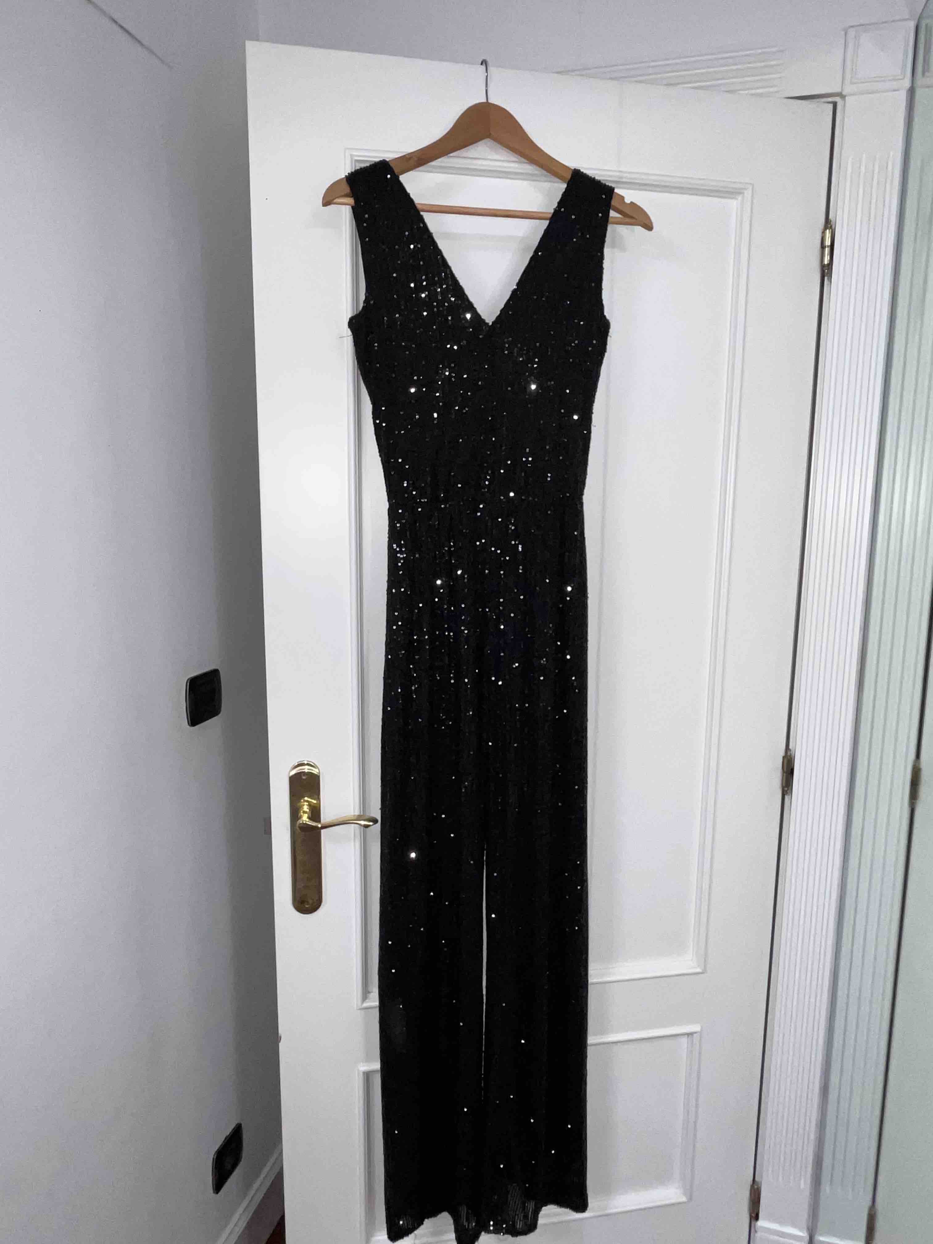 Mono negro de lentejuelas elegante con escote en V Boutique local — foto 1 de 5