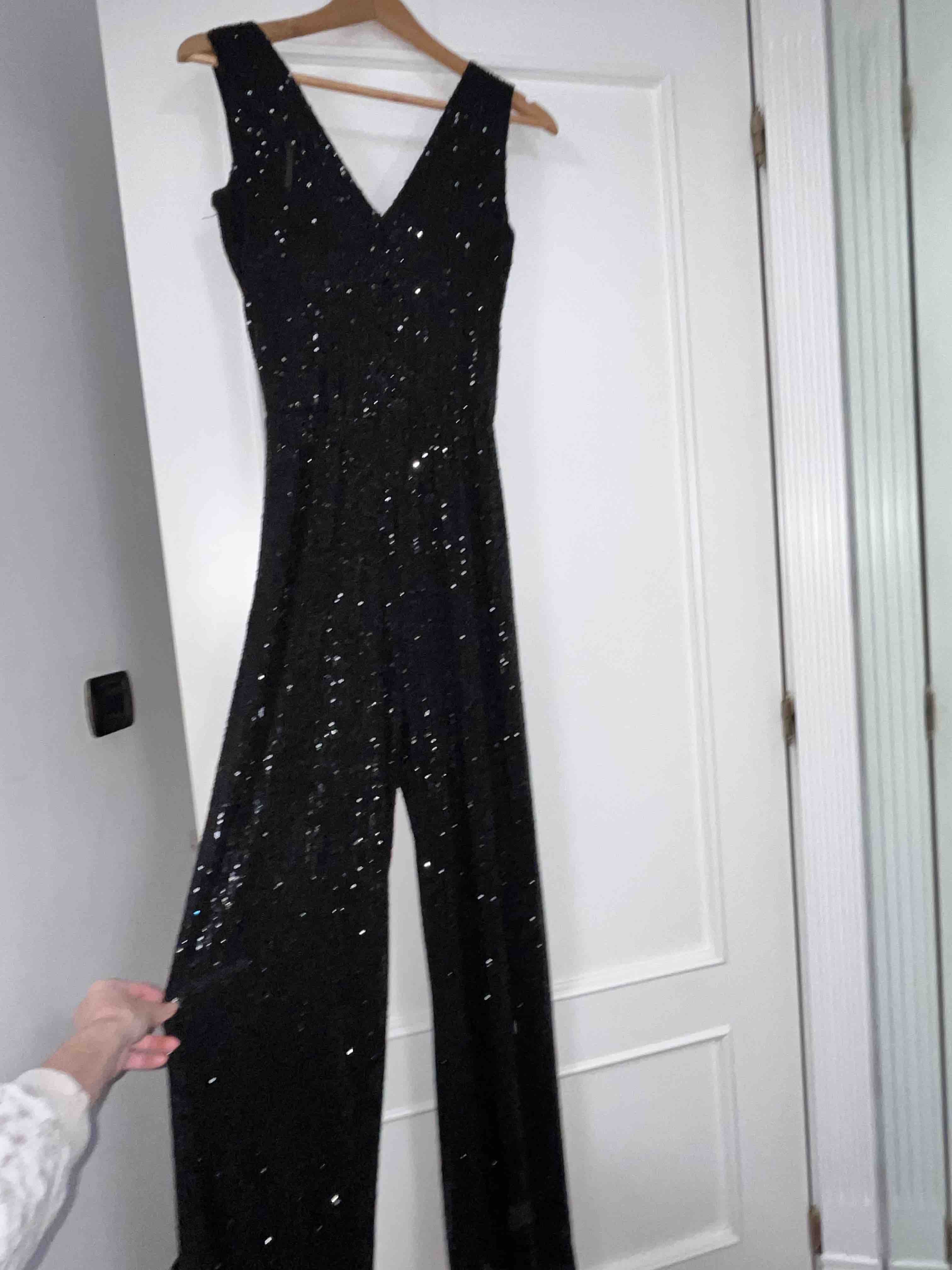 Mono negro de lentejuelas elegante con escote en V Boutique local — foto 2 de 5