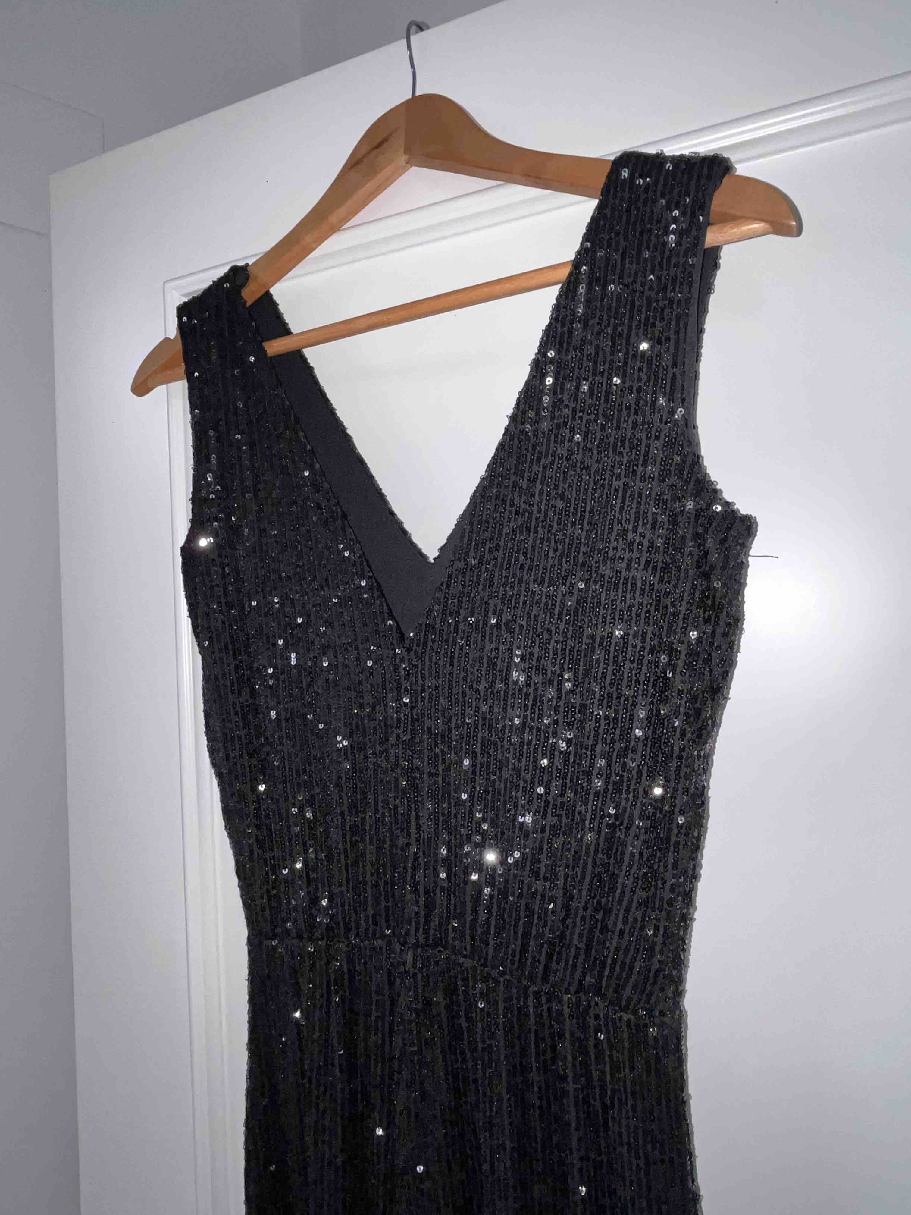 Mono negro de lentejuelas elegante con escote en V Boutique local — foto 4 de 5