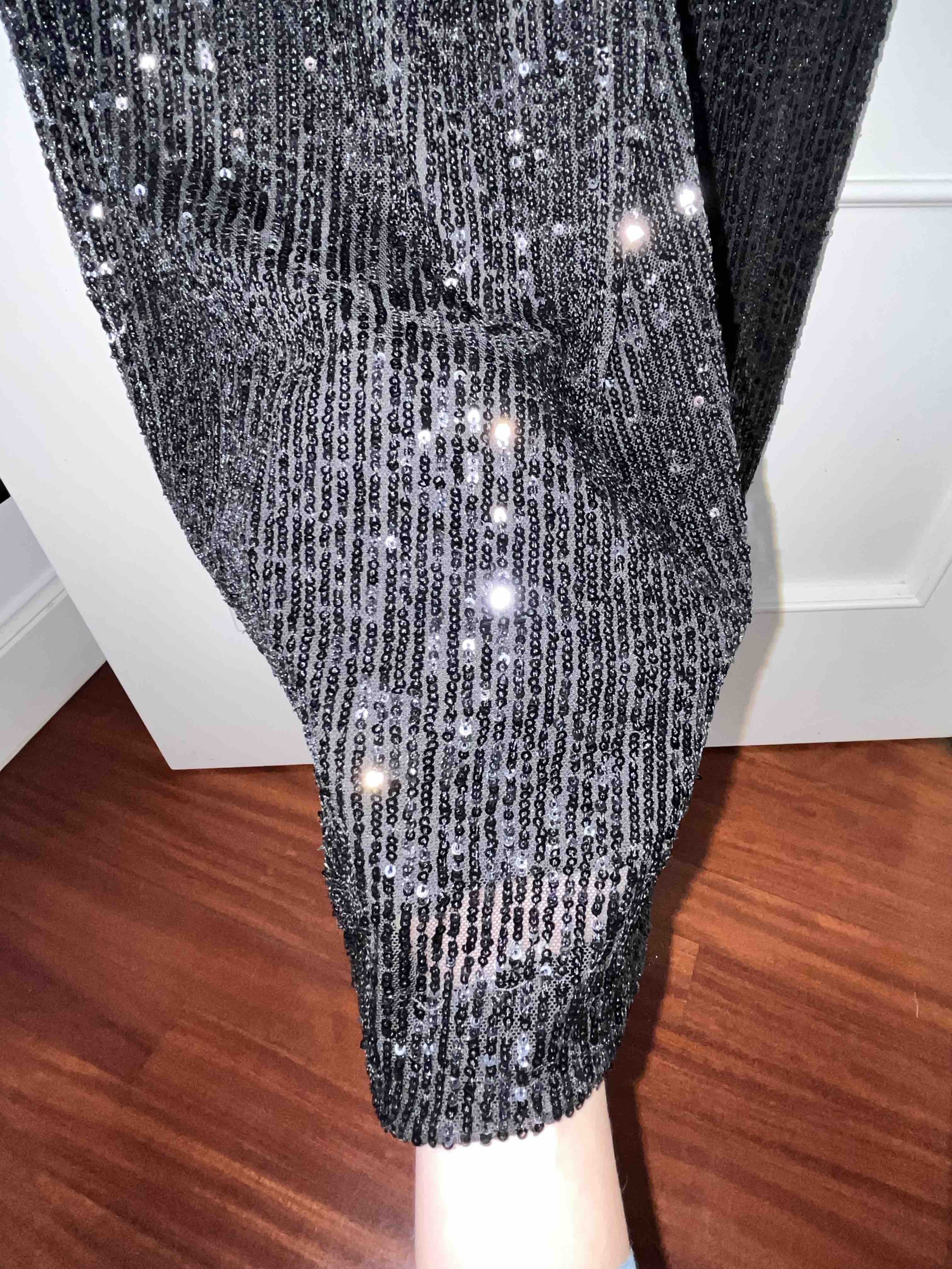 Mono negro de lentejuelas elegante con escote en V Boutique local — foto 5 de 5