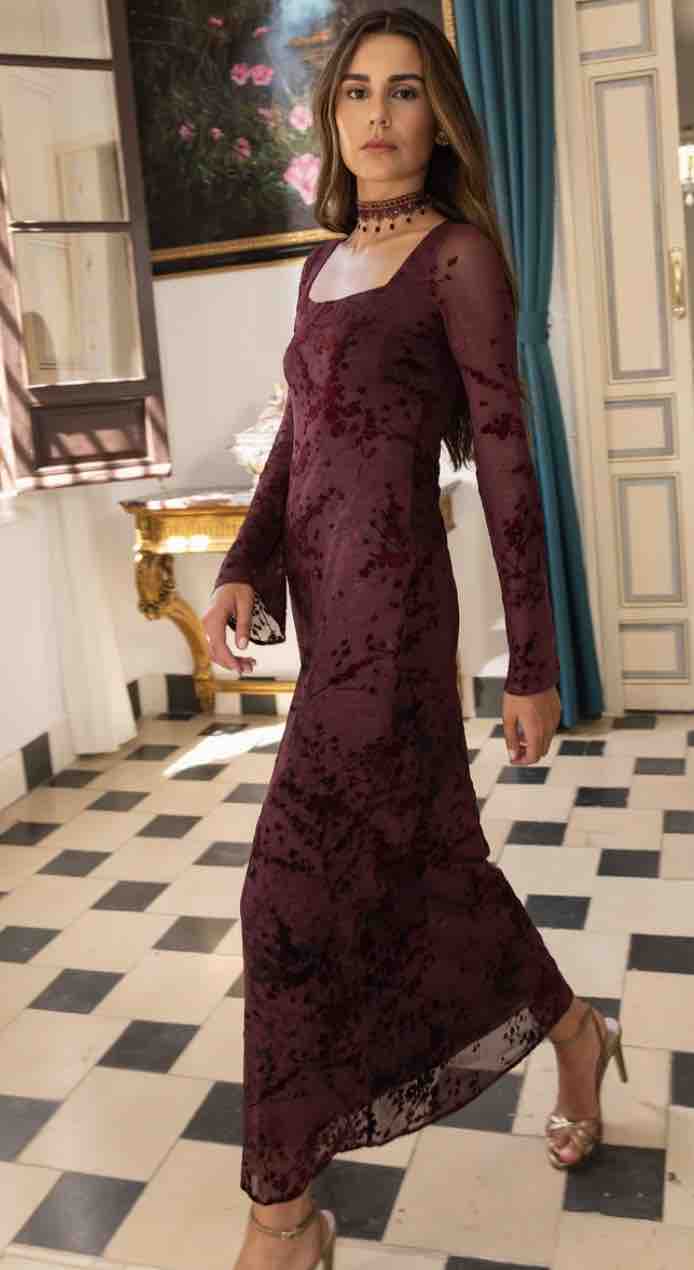 Vestido midi de terciopelo burdeos estampado floral The Are — foto 2 de 5