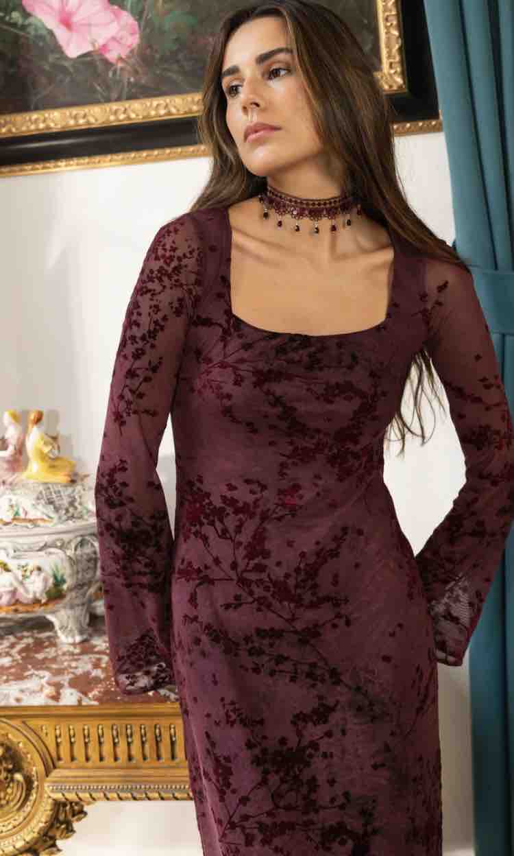 Vestido midi de terciopelo burdeos estampado floral The Are — foto 3 de 5