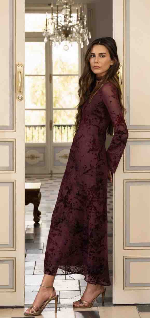 Vestido midi de terciopelo burdeos estampado floral The Are — foto 4 de 5