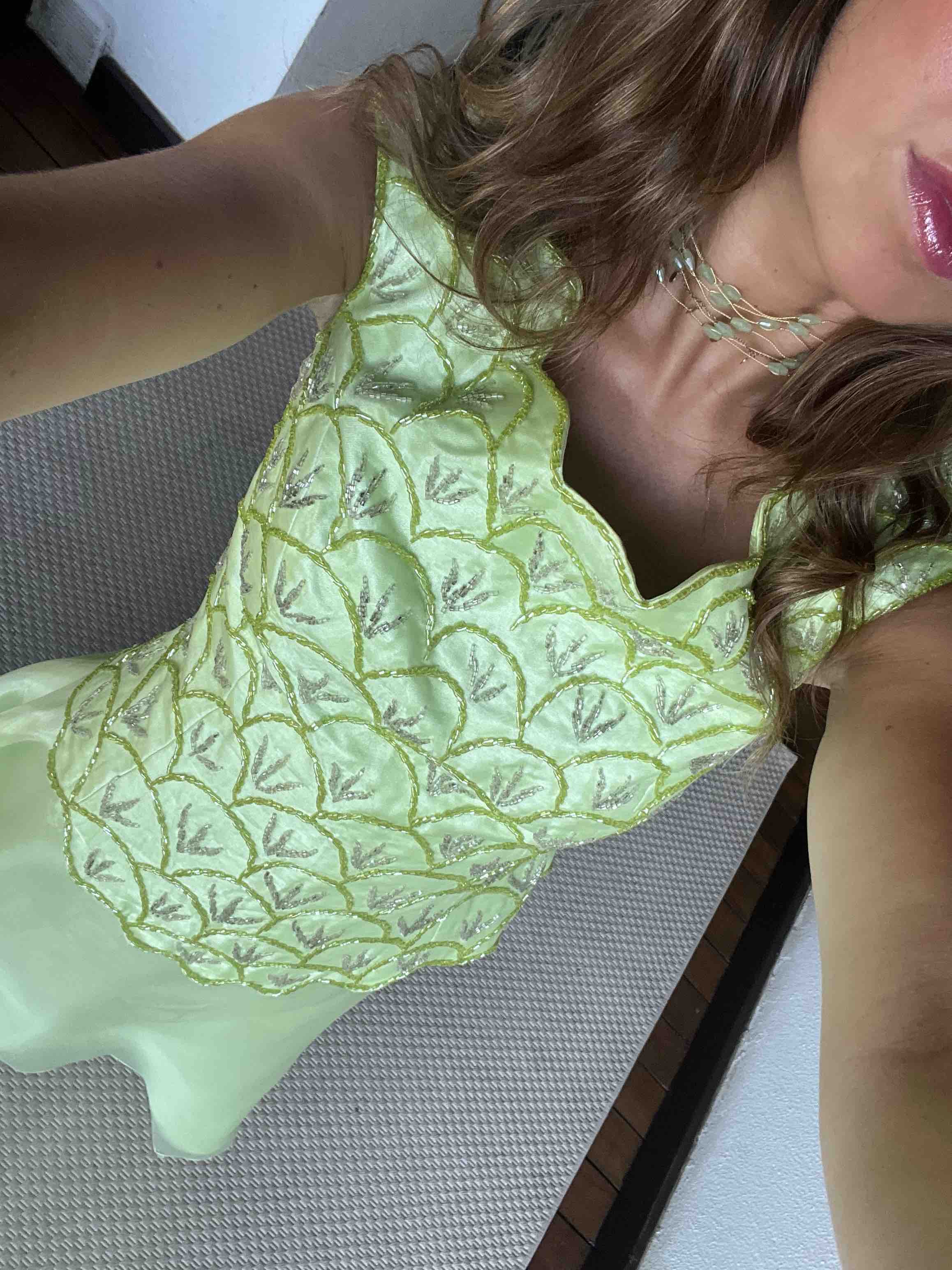 Alquiler Conjunto invitada pedrería verde | Jointy