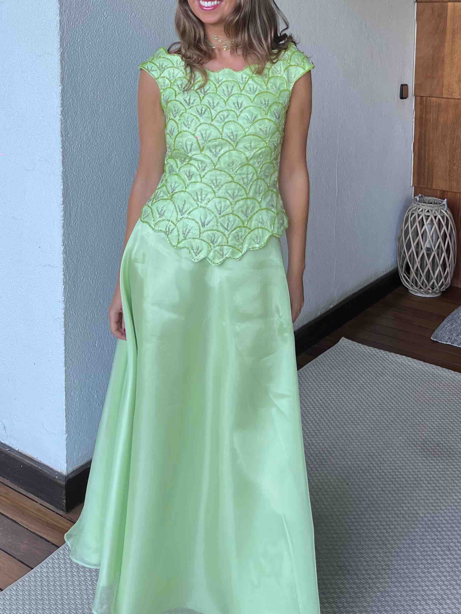 Conjunto invitada pedrería verde — foto 2 de 4
