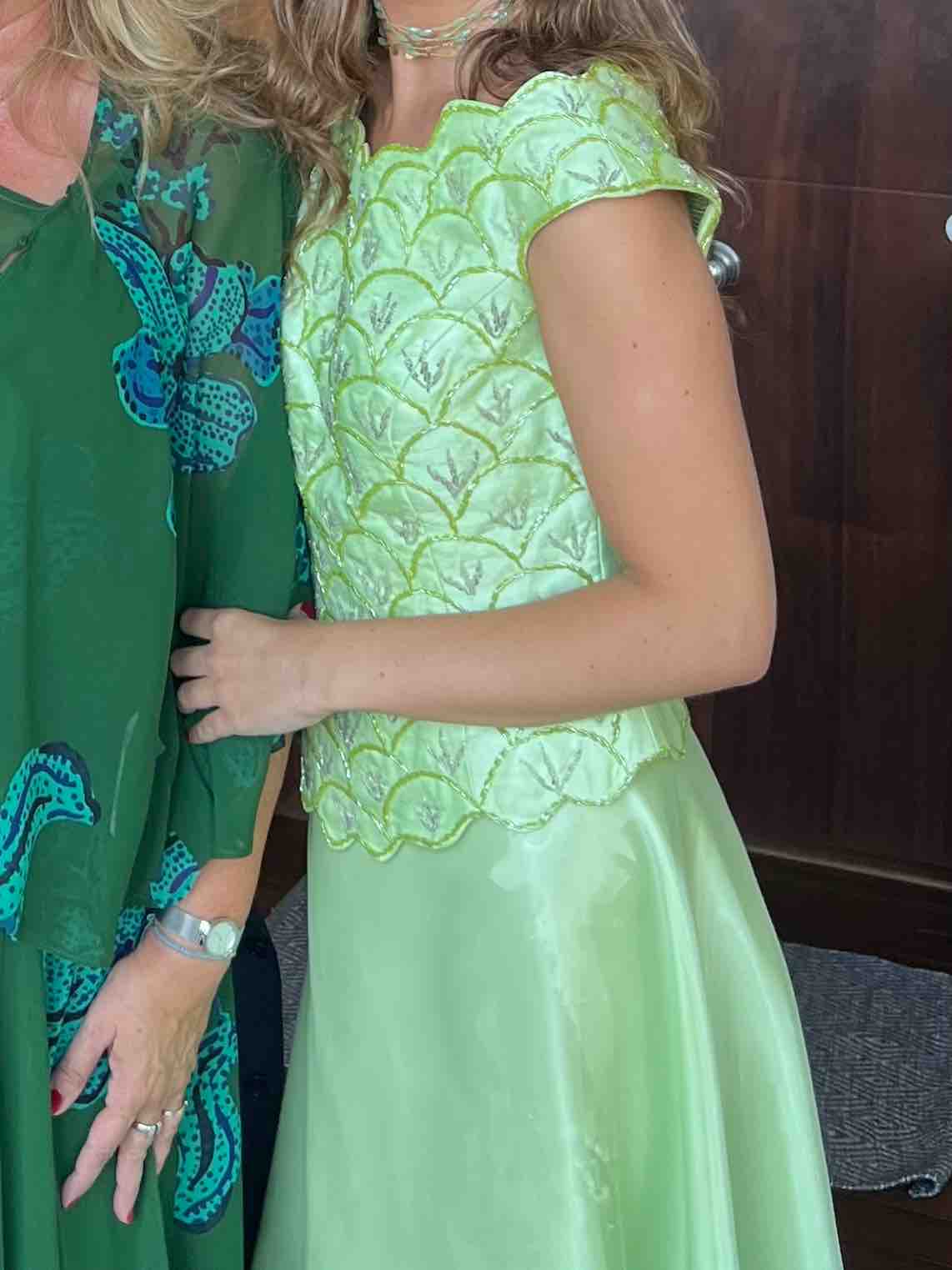 Conjunto invitada pedrería verde — foto 4 de 4