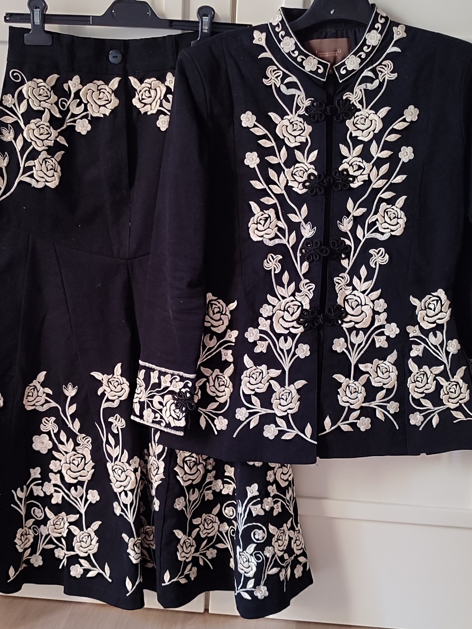 conjunto chaqueta y falda The IQ Collection — foto 5 de 6
