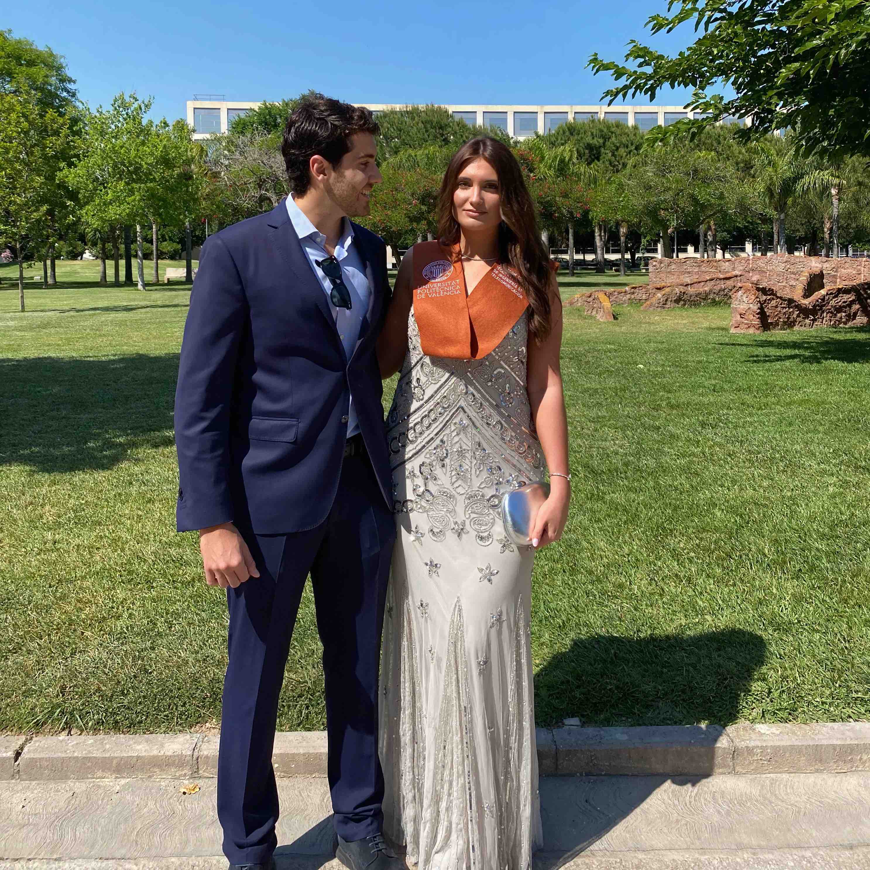 Vestido largo de fiesta con pedrería y tirante fino Invitadisima — foto 1 de 6