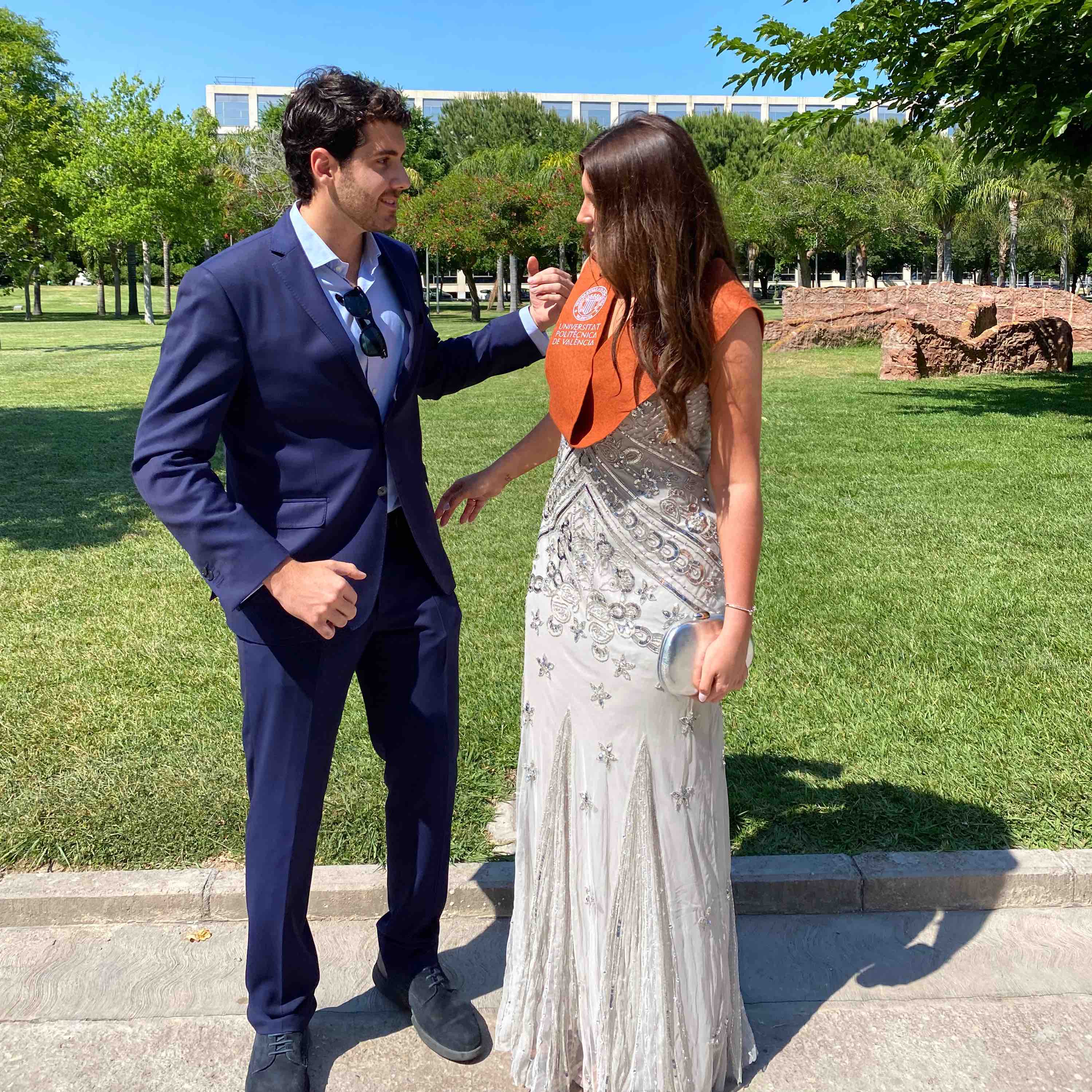 Vestido largo de fiesta con pedrería y tirante fino Invitadisima — foto 2 de 6