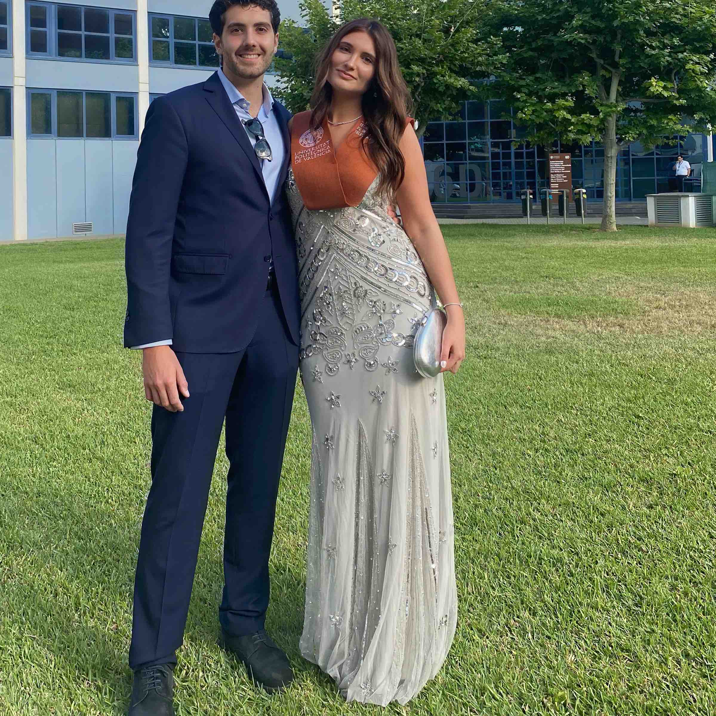 Vestido largo de fiesta con pedrería y tirante fino Invitadisima — foto 4 de 6