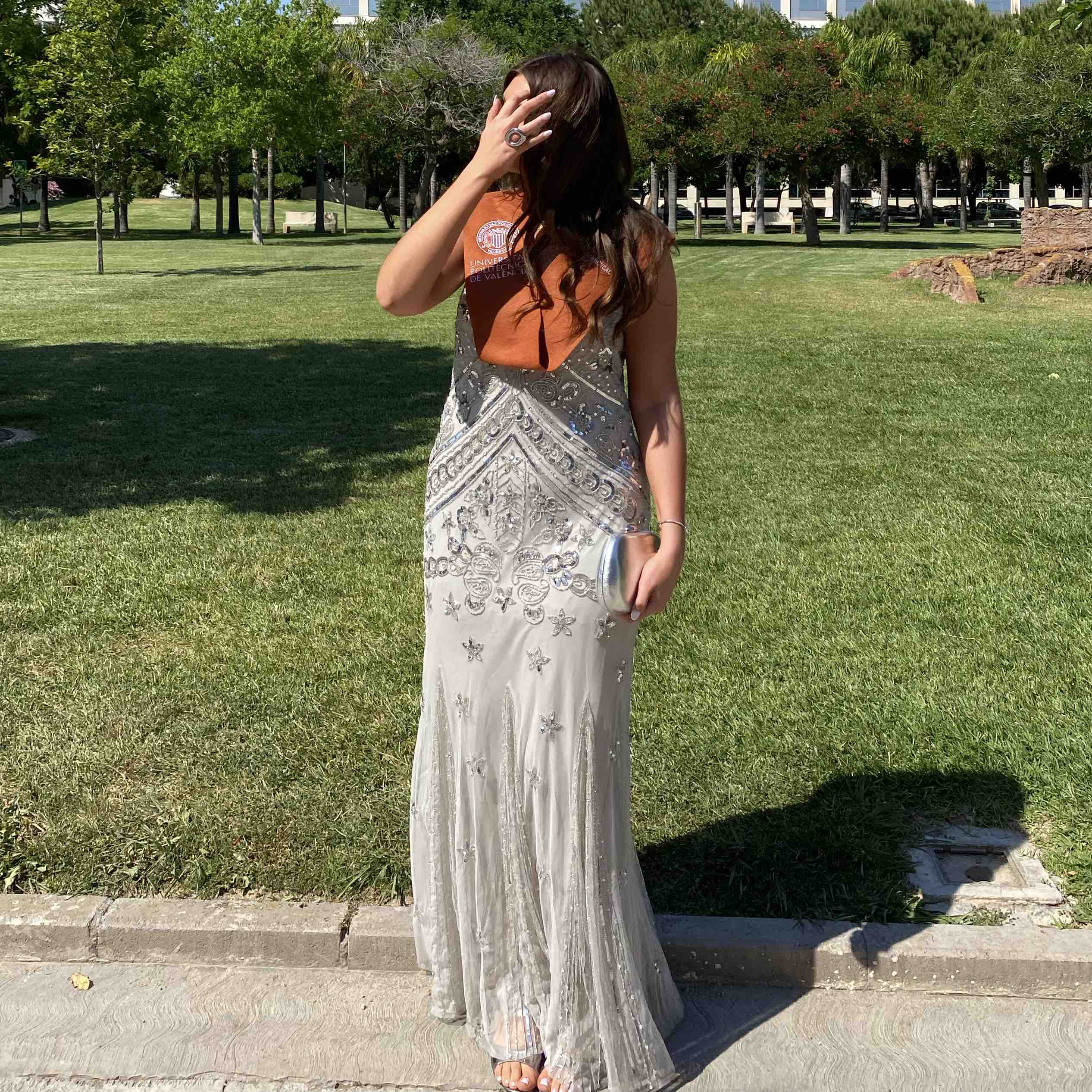 Vestido largo de fiesta con pedrería y tirante fino Invitadisima — foto 5 de 6