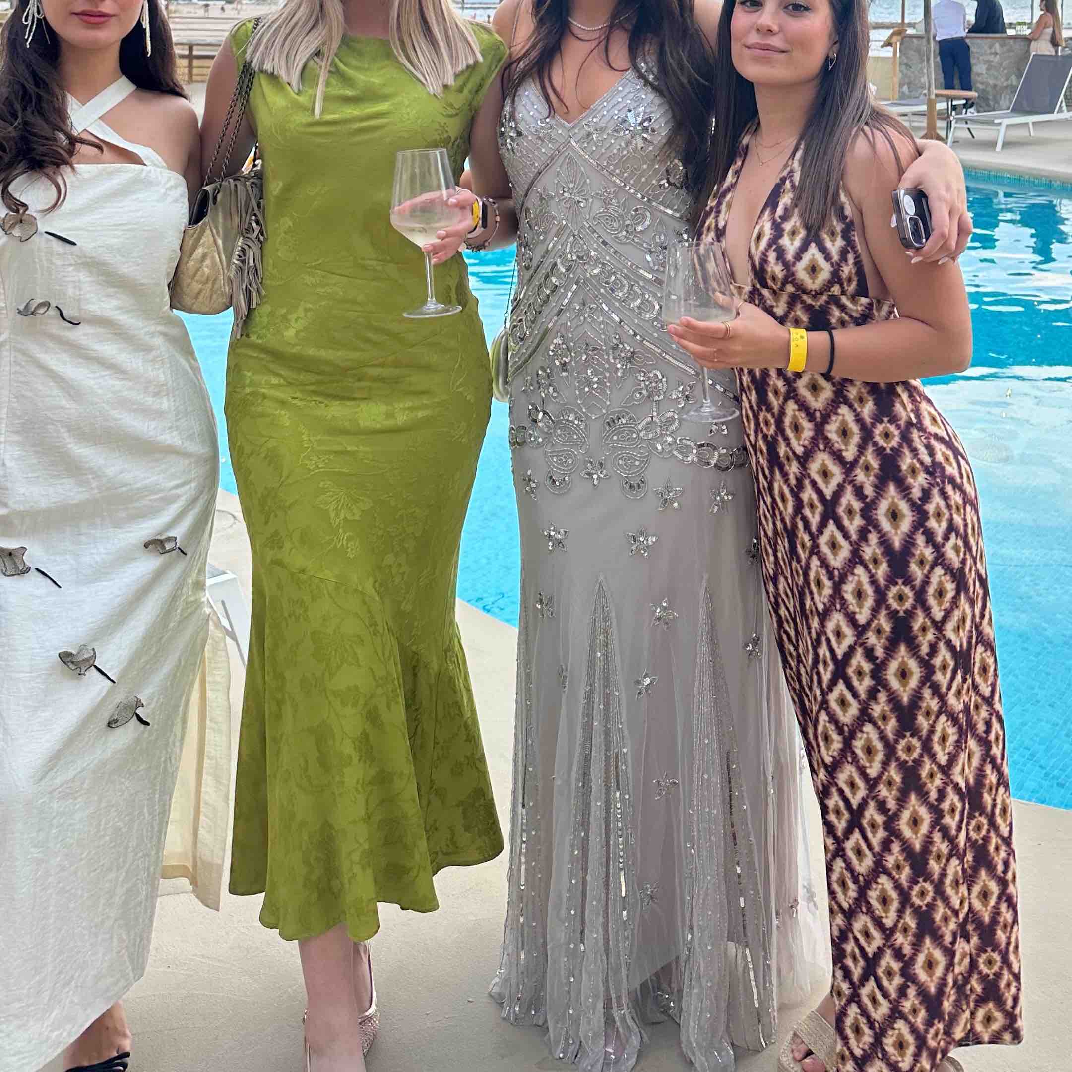 Vestido largo de fiesta con pedrería y tirante fino Invitadisima — foto 3 de 6