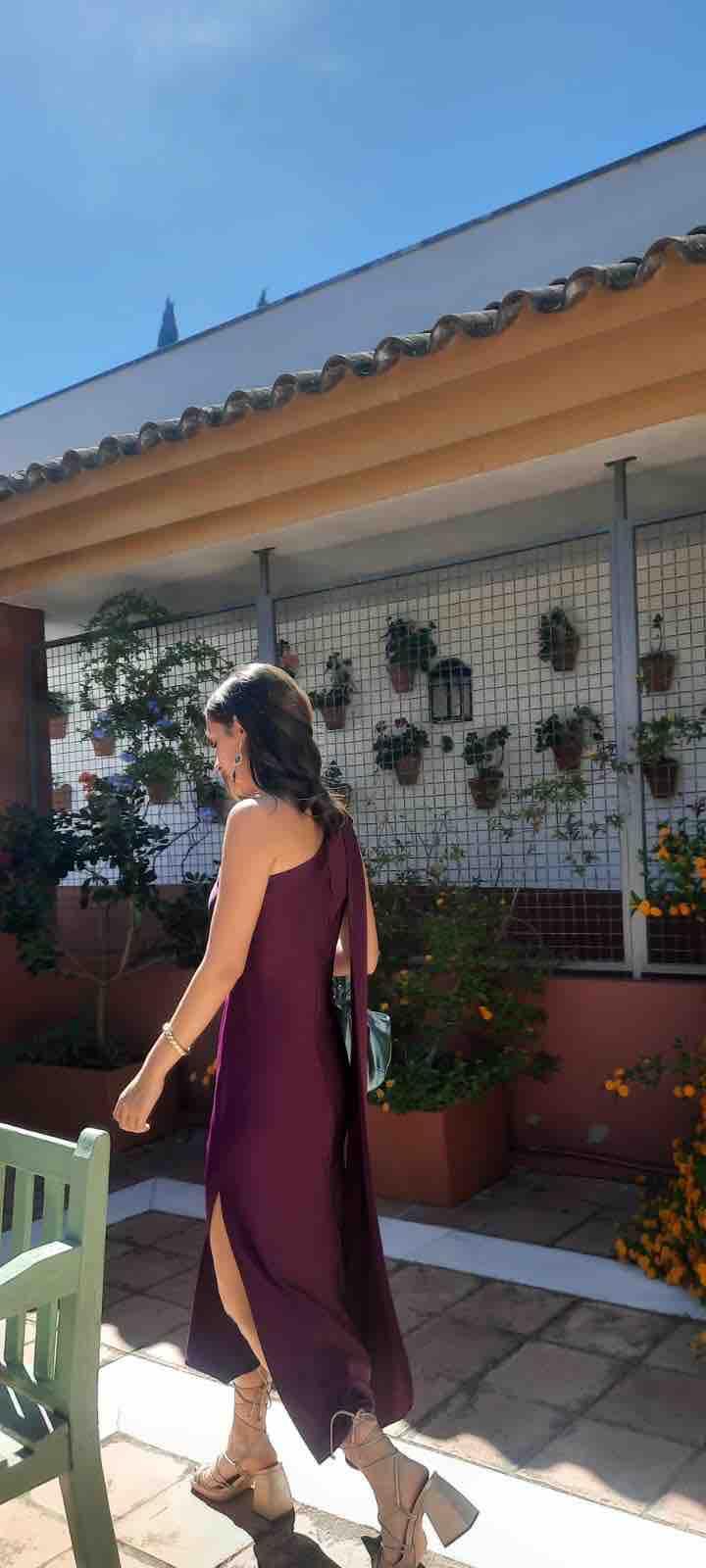 Vestido invitada midi The are ciruela — foto 2 de 5