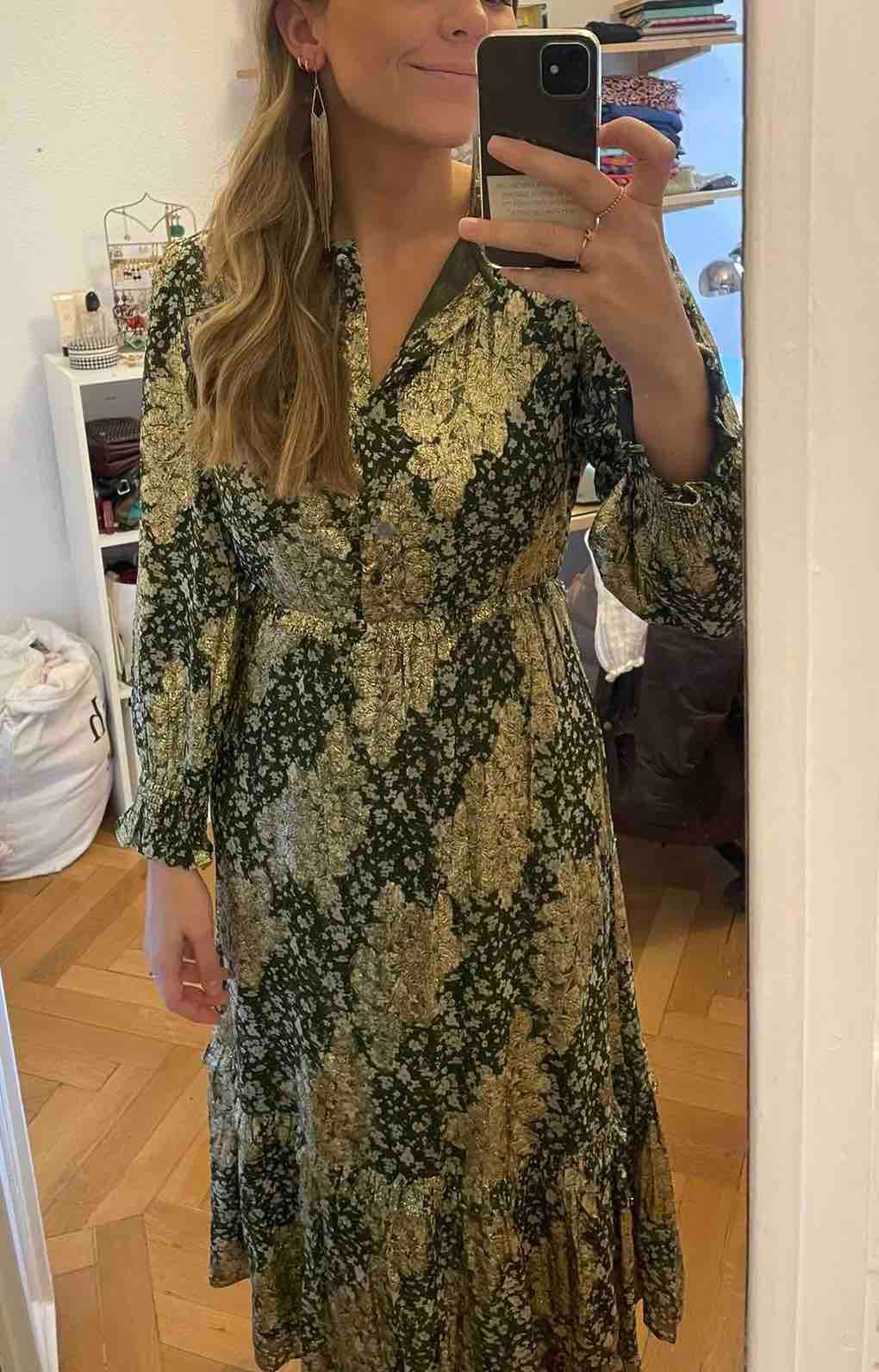 Vestido invitada estampado verde dorado Hoss Intropia — foto 2 de 5