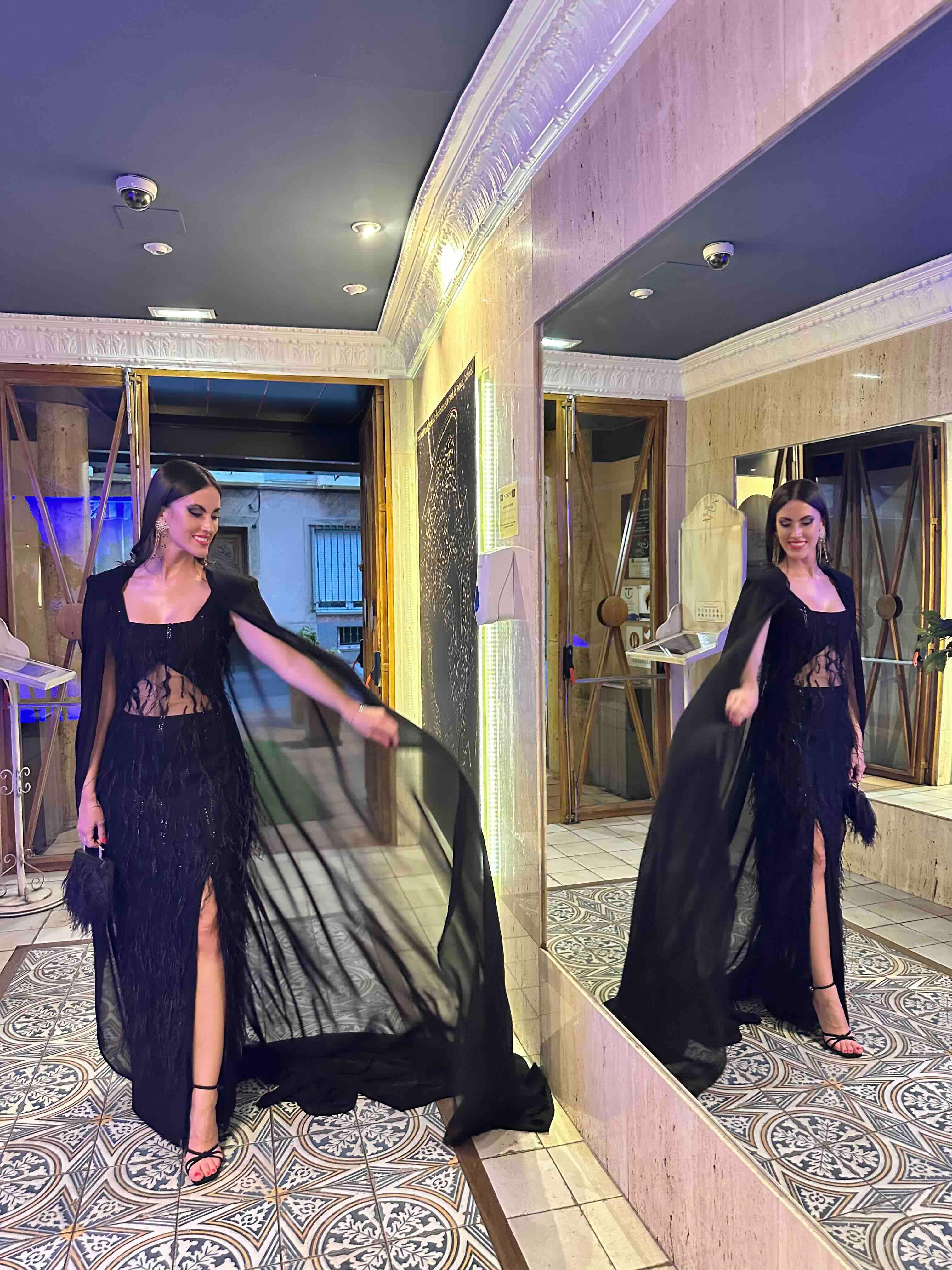 Vestido negro y capa adela — foto 1 de 4
