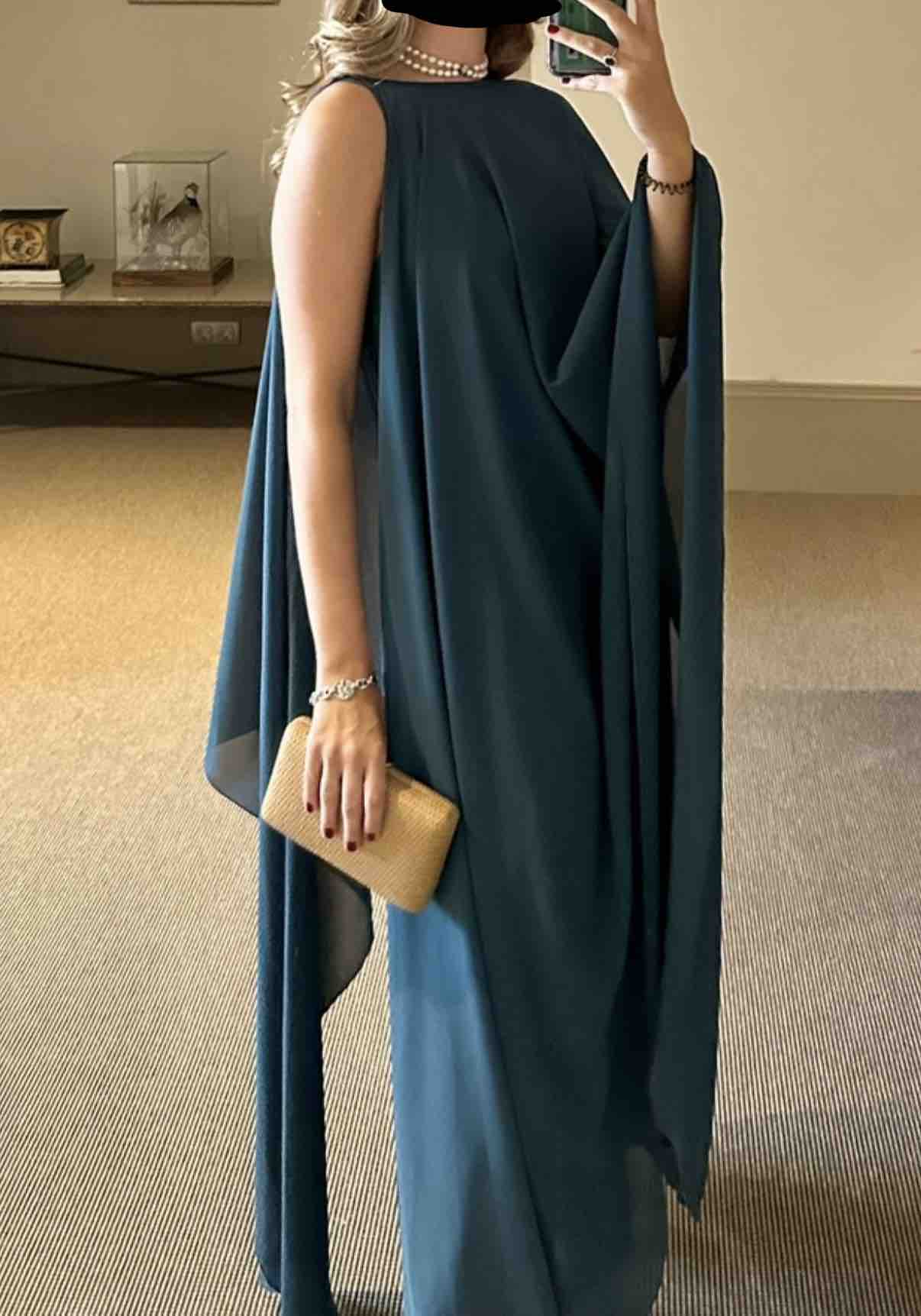 Vestido y capa bimani — foto 1 de 2