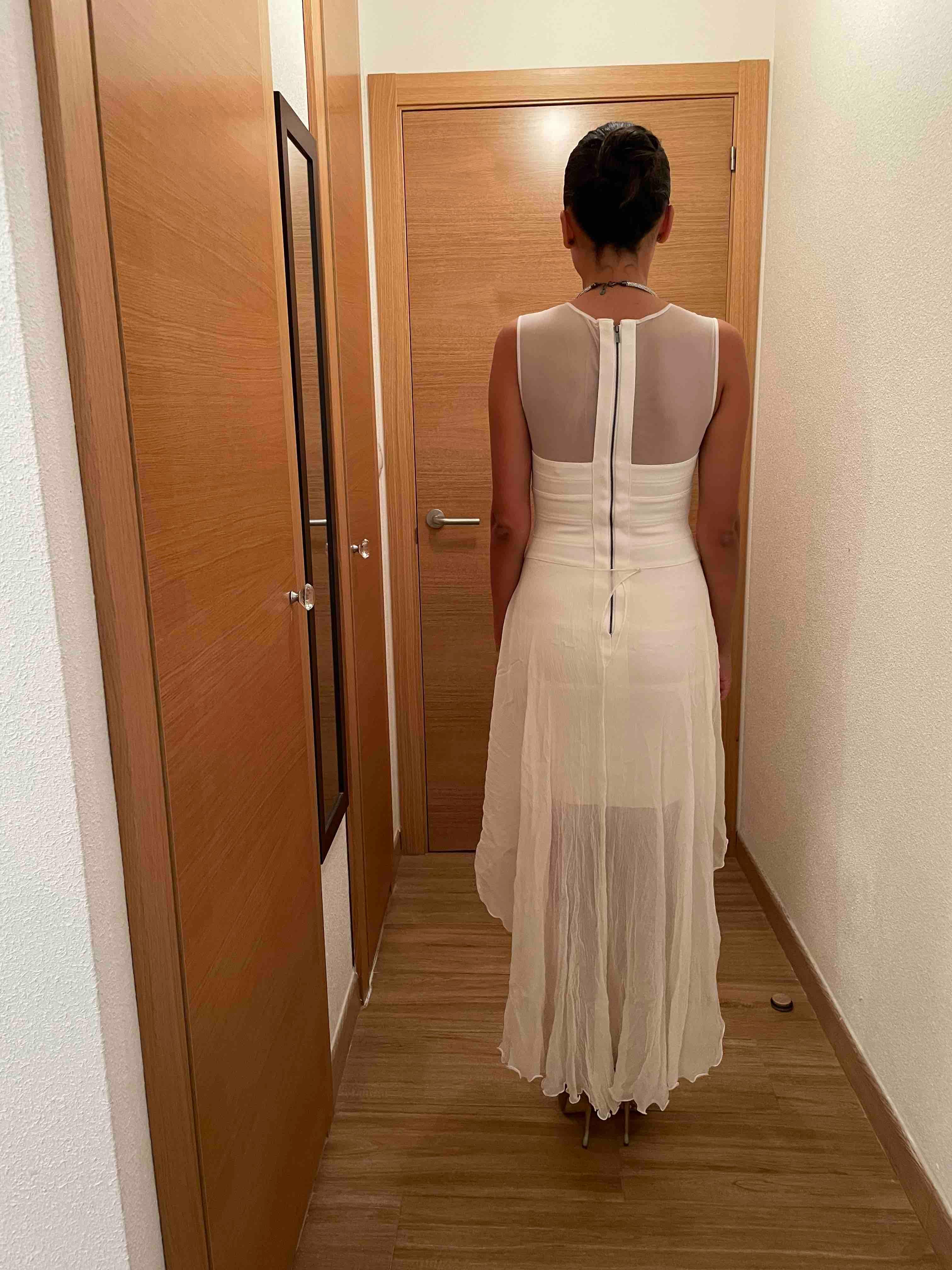 Vestido blanco con cola. Bcbg Max Azria — foto 2 de 5