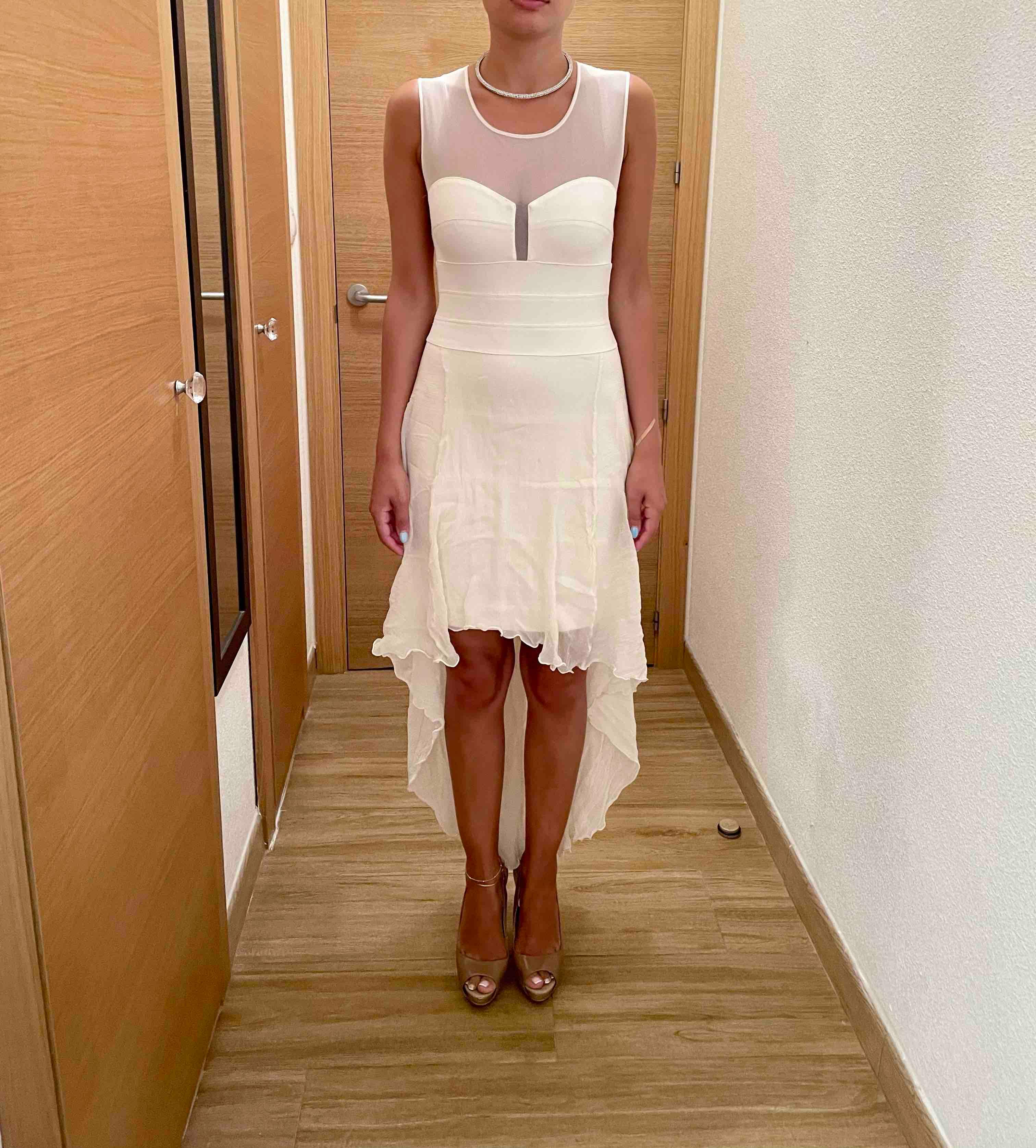 Vestido blanco con cola. Bcbg Max Azria — foto 1 de 5