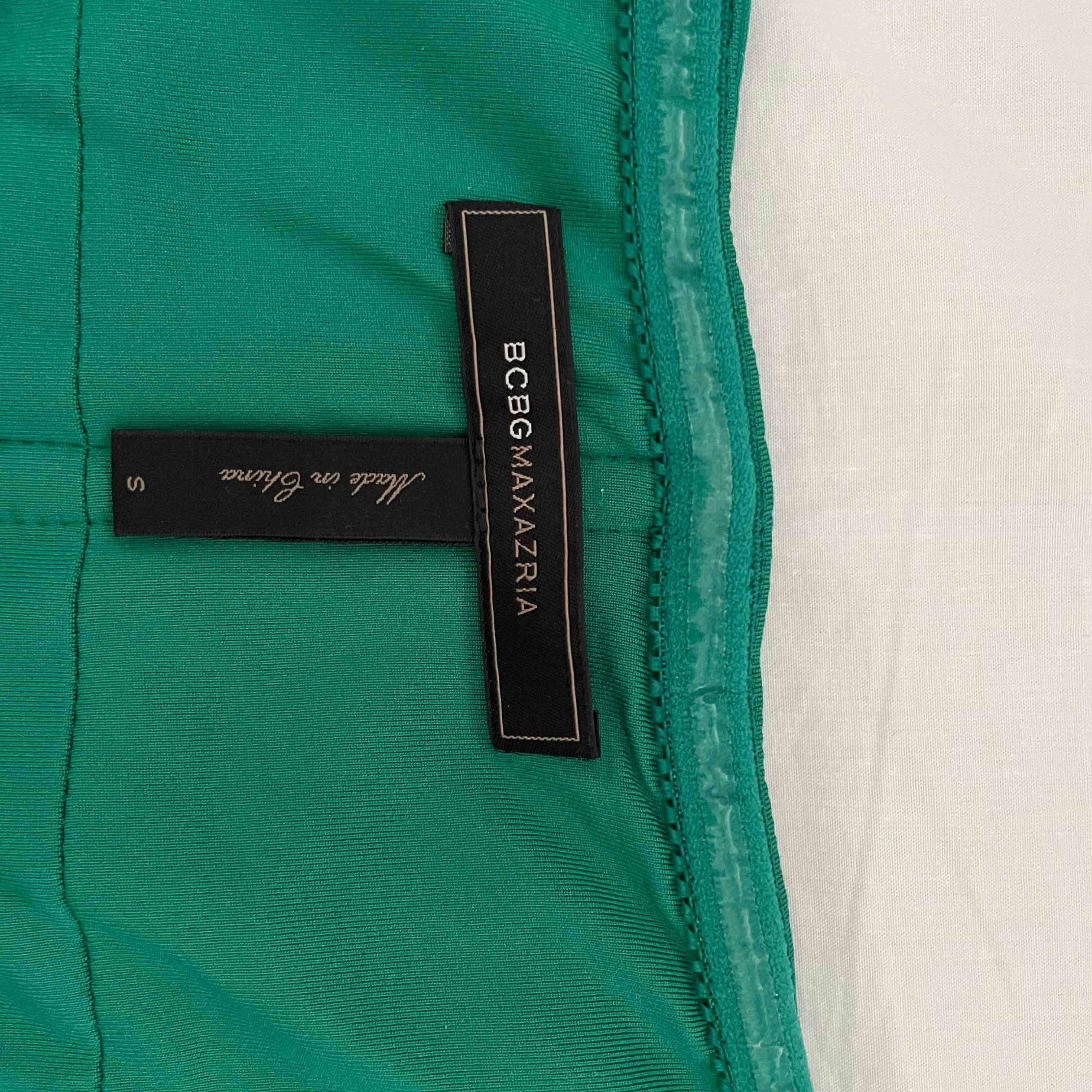 Vestido verde detalles en dorado Bcbg Max Azria — foto 5 de 5