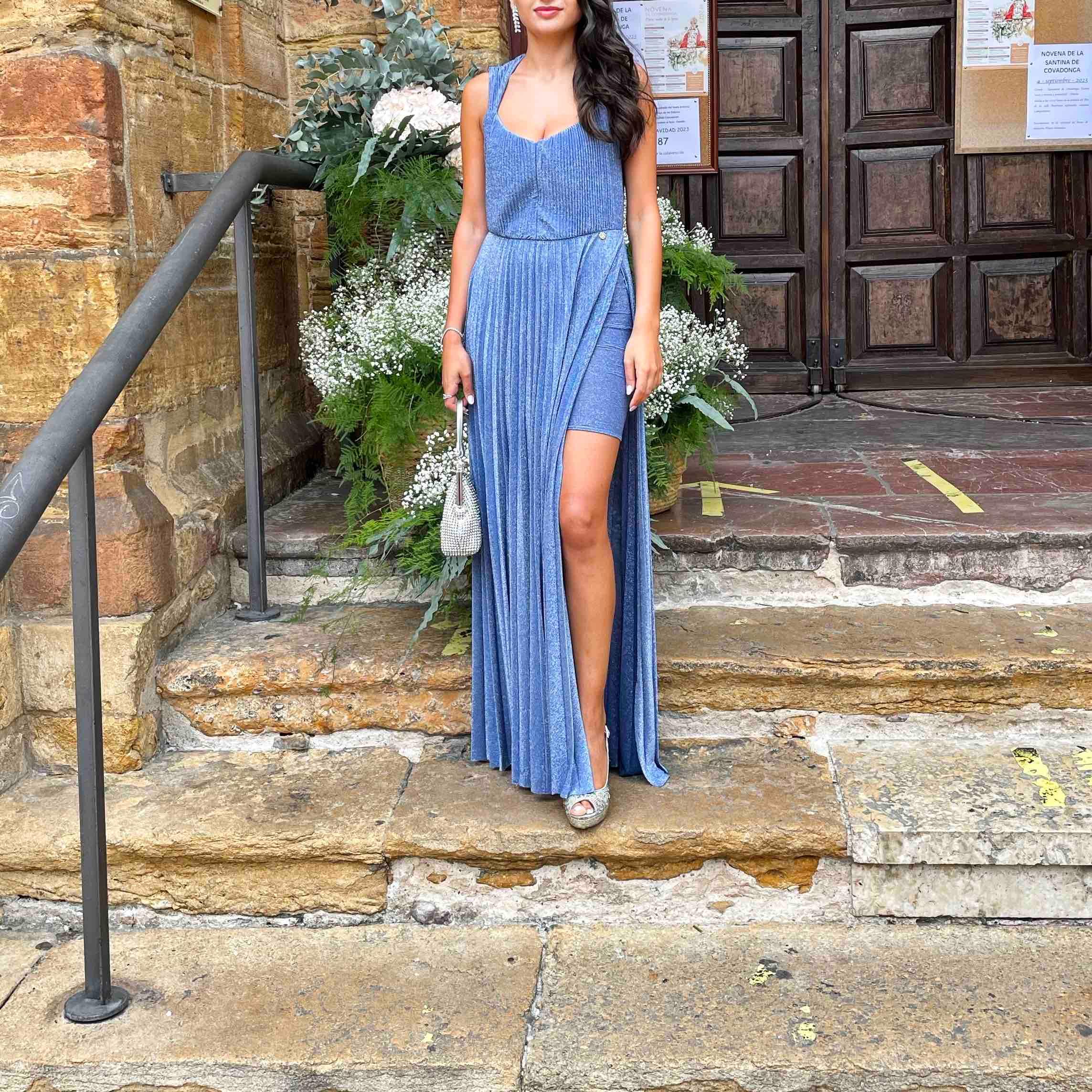 Vestido de boda azul brillante con espalda al aire Liu Jo — foto 1 de 4