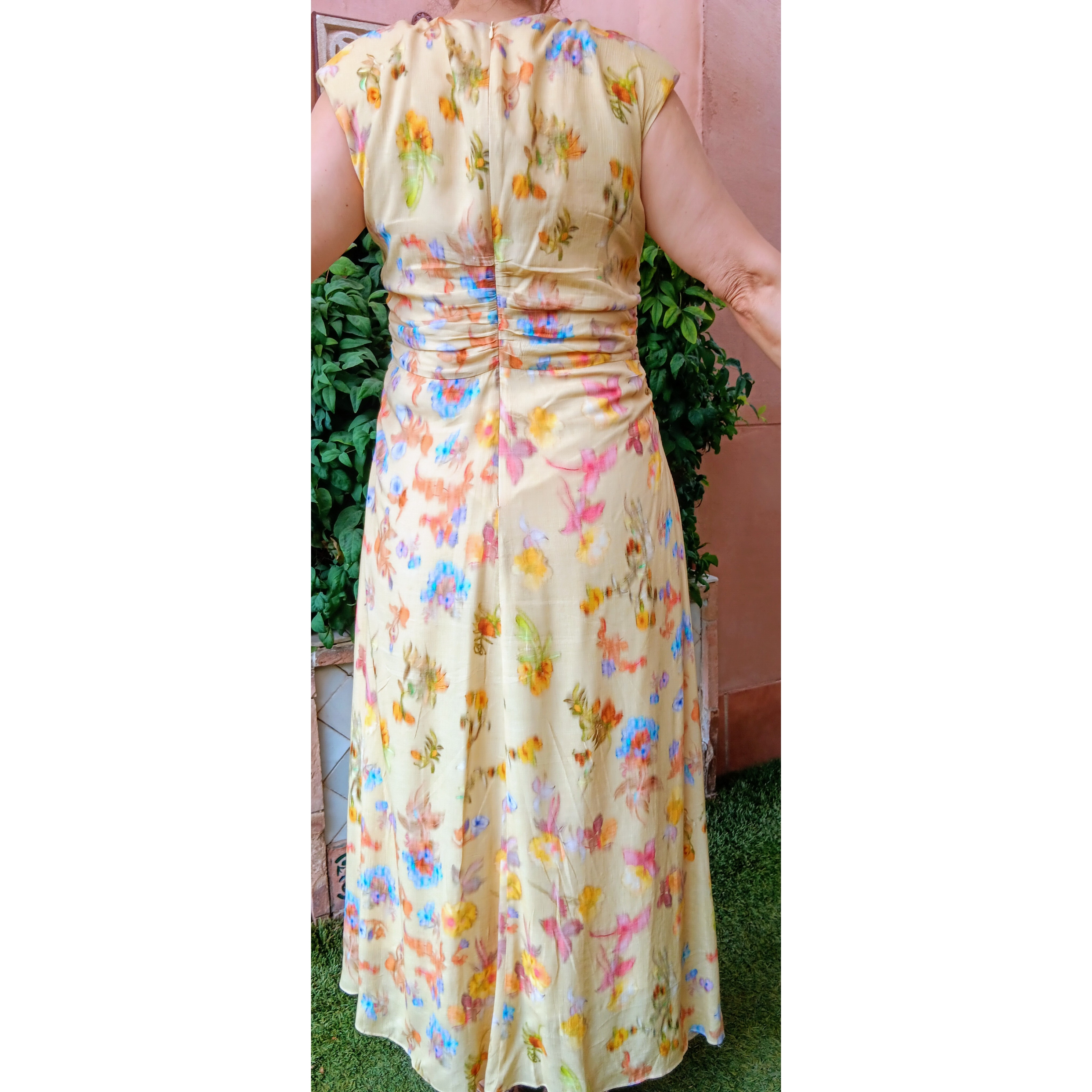 Vestido amarillo con motivos florales Pedro del Hierro — foto 2 de 5