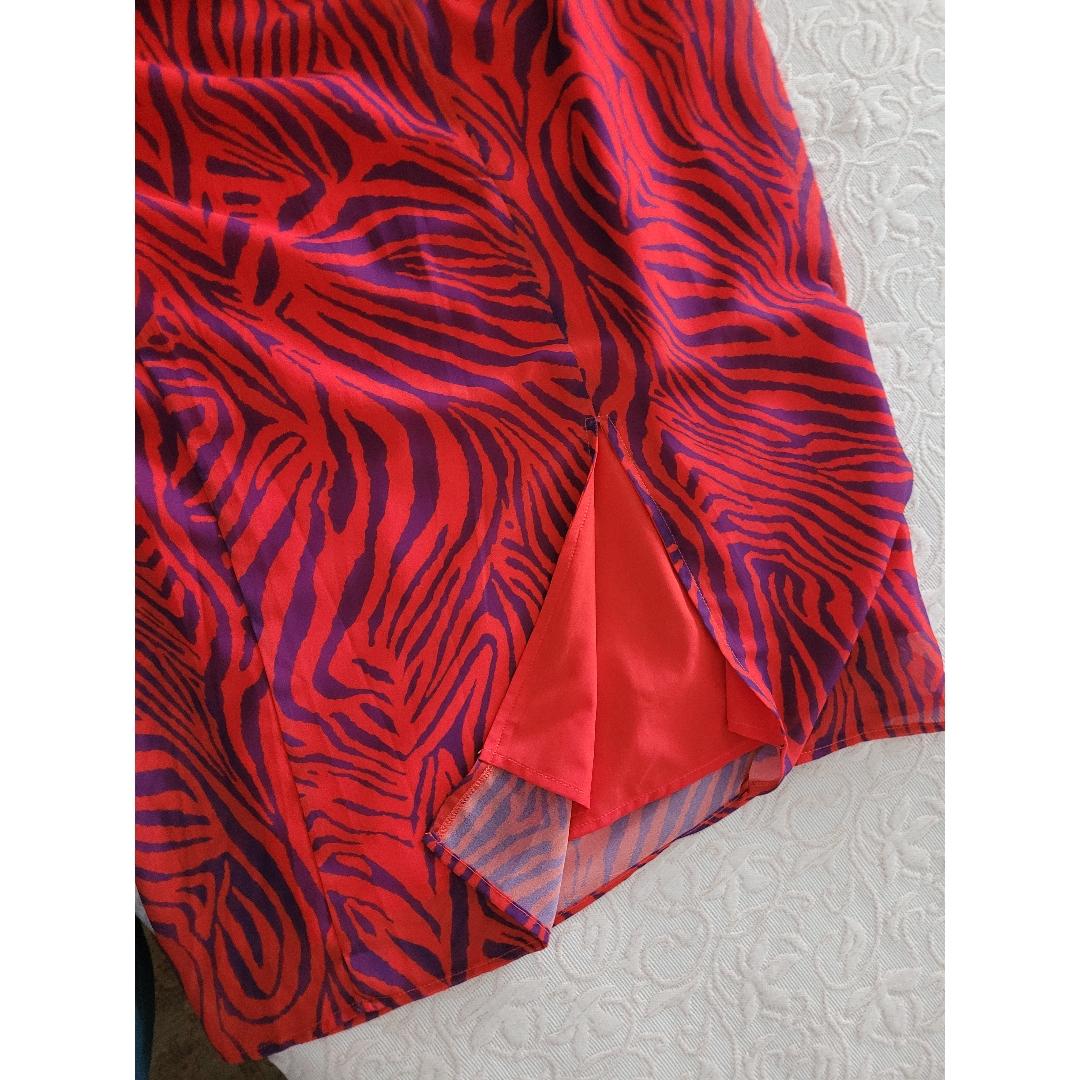 Vestido midi rojo cebra Mioh — foto 3 de 5