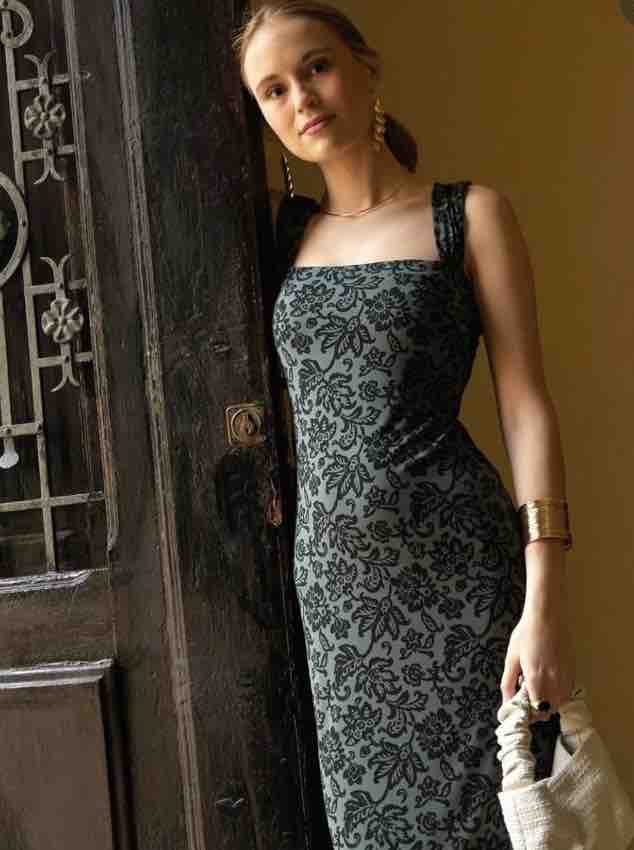 Vestido midi verde oscuro recto elastico The Are — foto 1 de 5