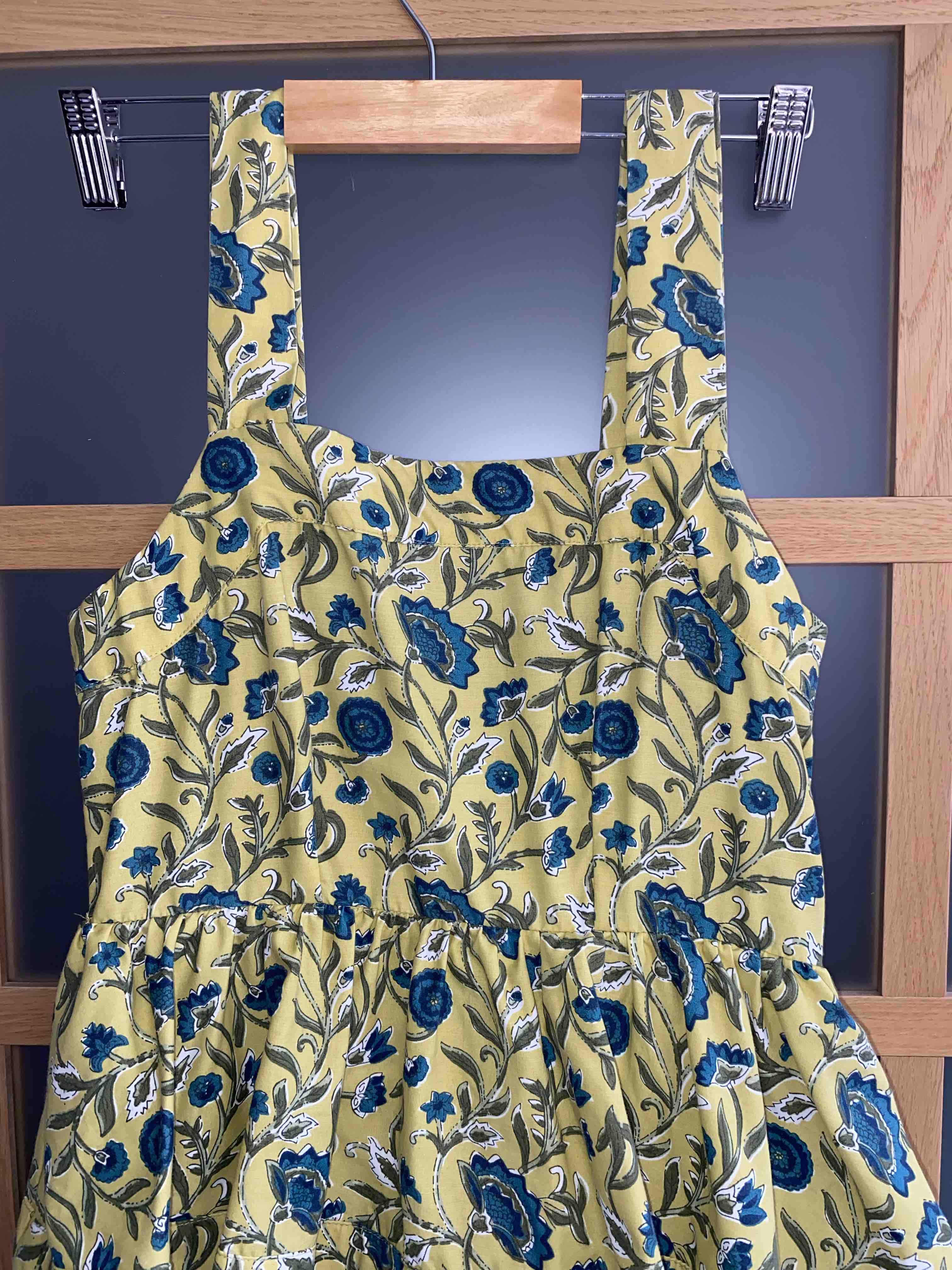 Vestido volantes y flores Sfera — foto 4 de 6
