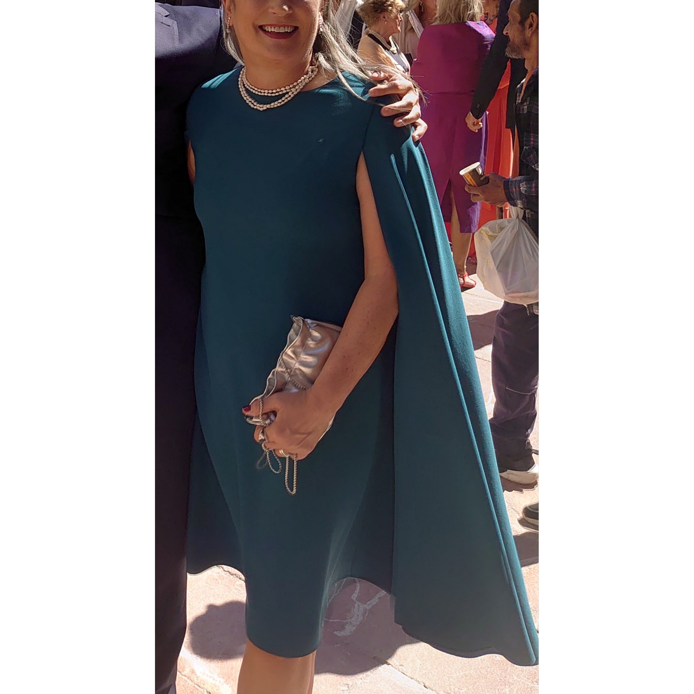 vestido de invitada con capa Bgo & Me